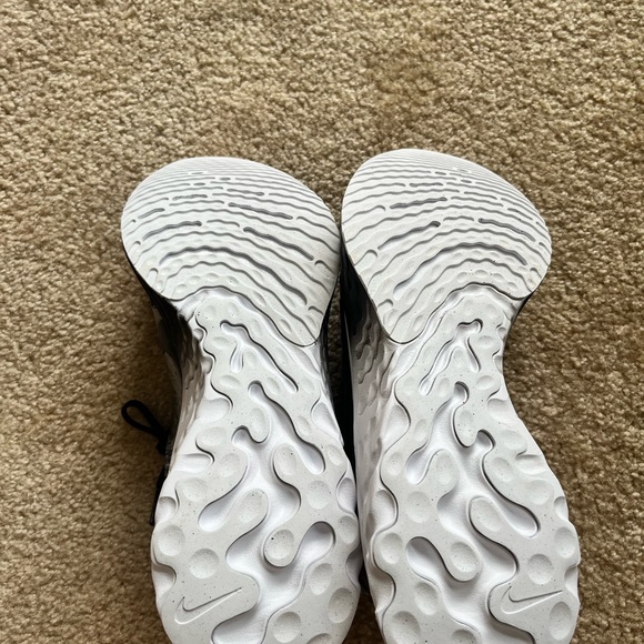 Nike Women’s Shoes React Infinity in Size 8 - Picture 4 of 8